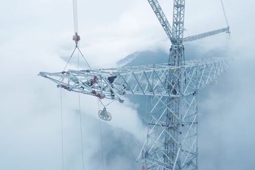 國家電網(wǎng)川渝特高壓工程的懸崖施工與云中立塔